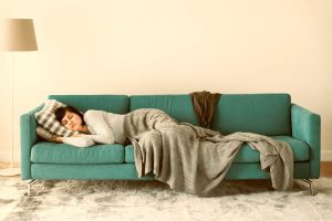Mujer en sofá para combatir fatiga y cansancio extremo con esclerosis múltiple