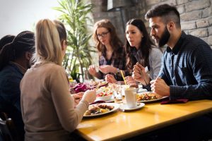 Cenar fuera de casa: consejos prácticos para una persona con esclerosis múltiple