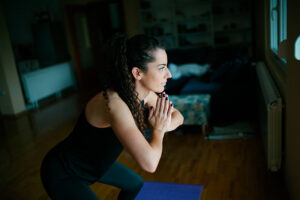 mujer haciendo ejercicios para esclerosis múltiple
