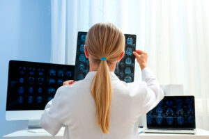 Doctora revisando diferencias entre ELA y Esclerosis múltiple